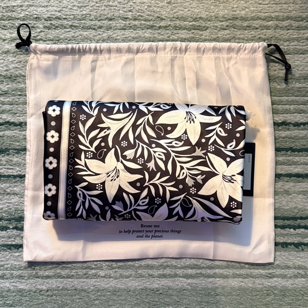 🆕 Kate Spade fold bandana printed clutch - Picture 3 of 8